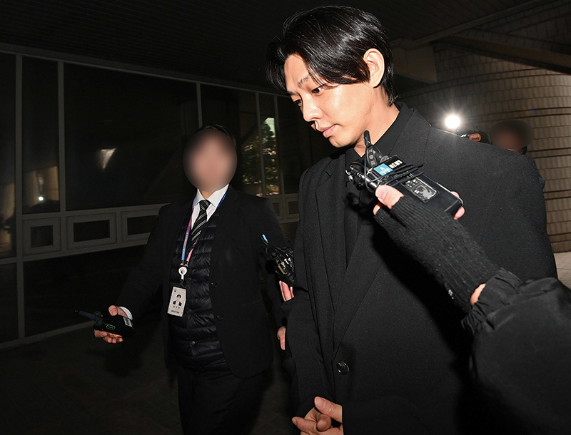 '마약 혐의' 유아인, 30분의 첫 재판 비하인드