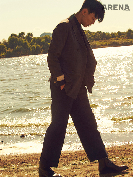회색 재킷·셔츠·타이 모두 가격미정 프라다, 남색 팬츠 34만5천원 시스템 옴므, 윙팁 부츠 가격미정 로베르 끌레제리 제품.