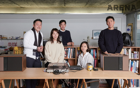 (왼쪽부터 시계 방향으로) 플랏 엠의 이동훈, 조현석, 조규엽 디자이너와 박서연 수석 디자이너 그리고 선정현 대표.