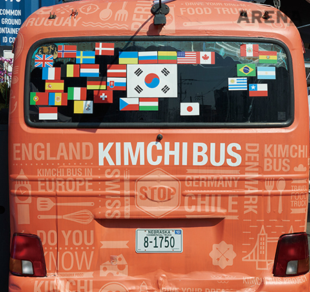 각국 국기는 그 자체로 디자인적 요소다. 김치버스가 지나간 국가라는 이야기가 첨가되면 단지 디자인 요소로만 보이지 않는다.
