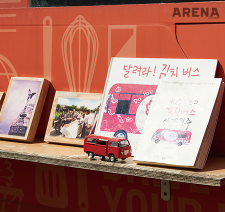 소박하게 전시한 김치버스 관련 책과 사진. 있고 없고 차이를 생각해보면 푸드트럭의 방향성이 보인다. 

