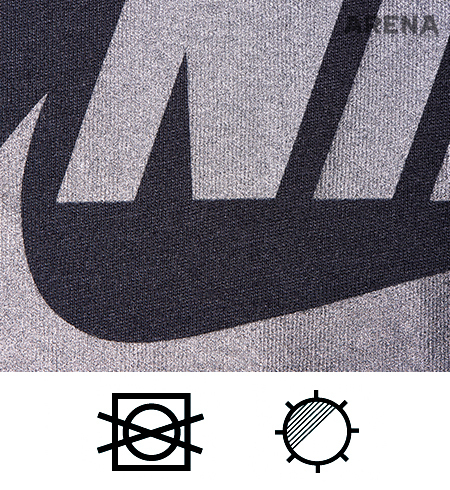 로고에 재귀반사 소재를 더한 반소매 티셔츠 3만원대 나이키 제품.