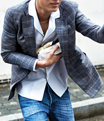  체크무늬 더블브레스트 재킷 가격미정 조르지오 아르마니, 흰색 오픈칼라 셔츠 가격미정 오디너리 피플, 데님 팬츠 1백40만원 발렌티노 제품.