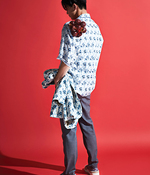 레슬링 선수를 형상화한 무늬의 재킷·셔츠 모두 가격미정 알렉산더 맥퀸, 회색 팬츠 97만원 브루넬로 쿠치넬리, 꽃무늬 에스파드리유 1백5만원 발렌티노 제품.