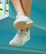 신발끈을 생략한 독특한 디자인의 줄무늬 슬립온 11만원 오니츠카타이거 제품. 