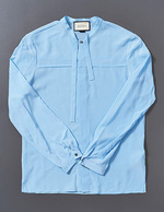 셔츠를 즐겨 입진 않지만 이번 시즌 구찌 블라우스는 정말 매혹적이다. 가격미정 구찌 제품.