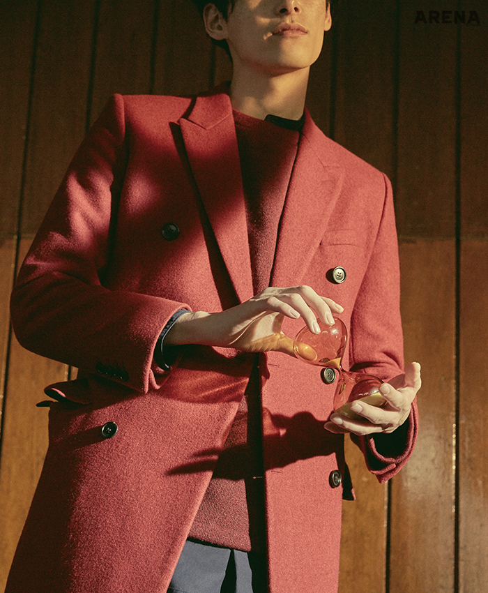 빨간색 더블브레스트 코트 가격미정 디올 옴므, 빨간색 라운드넥 니트 31만8천원 에임레온도르 by 케비넷스, 안에 입은 감색 롱 셔츠 20만7천원 이스트로그 제품.