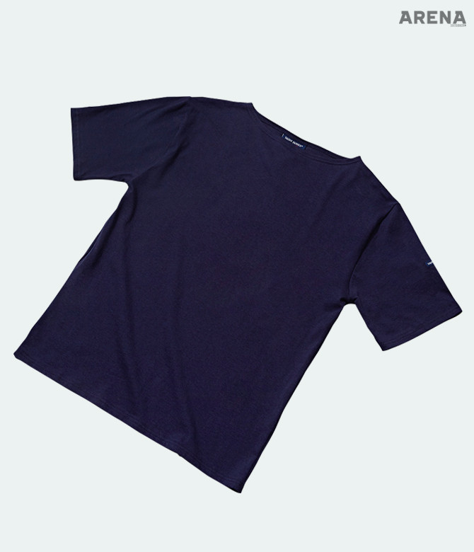 단정한 디자인의 감색 보트넥 티셔츠 8만5천원 세인트 제임스 제품.