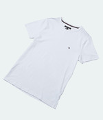 기본적인 디자인에 로고 스티치를 넣은 티셔츠 6만8천원 타미 힐피거 제품.