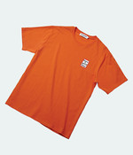 왼쪽 가슴에 미니 프레임 로고를 프린트한 선명한 오렌지색 티셔츠 4만2천원 해브어굿타임 제품.
