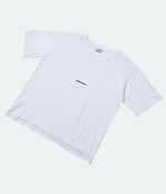 브랜드 로고를 중앙에 작게 배치하고 밑단의 마감을 생략한 티셔츠 40만원대 생 로랑 by 안토니 바카렐로 제품.