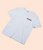 가슴 포켓에 간결한 프린트만을 더한 레브르 티셔츠 가격미정 산드로 옴므 제품.