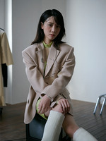베이지색 재킷•라임색 드레스 모두 지수, 선글라스 젠틀몬스터, 레그워머 안초비 제품.