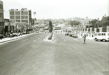 1976년 성산대로 개통 당시 사진. 오늘날 세브란스병원 중앙차로정류장 근처다.