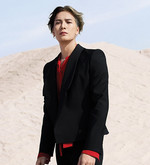 붉은 셔츠 위에 검은 재킷을 입은 잭슨 왕.  credits The Bardos © Cartier