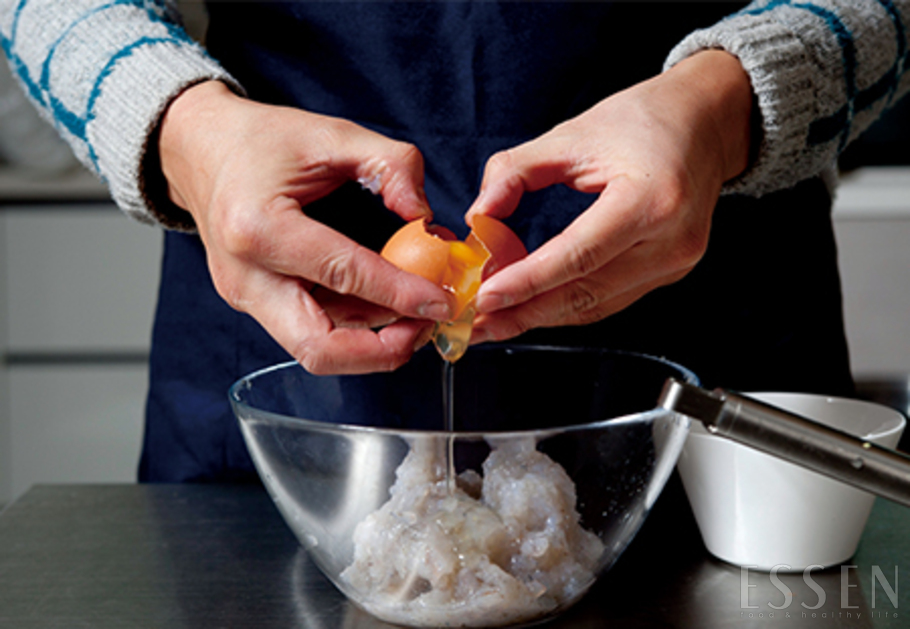 달걀흰자를 다진 새우에 넣고 손으로 조물조물 버무린 뒤 한 방향으로 저어 잘 섞는다.