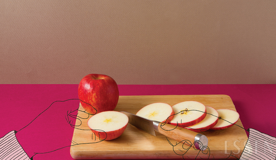 사과를 깨끗이 씻어 껍질째 0.5~1cm 두께로 썬다.
