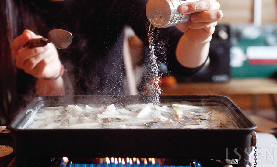 무가 익으면 굴을 넣고 다진 마늘과 소금을 넣어 한 번 끓인다.
