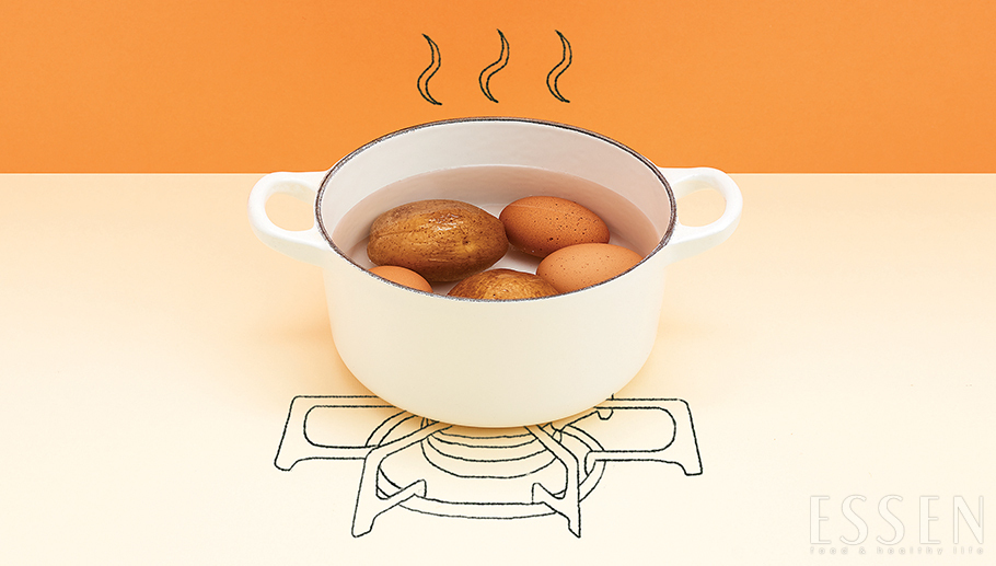 깨끗이 씻은 감자에 십자로 칼집을 내고 달걀과 함께 소금을 넣은 물에 삶는다. 
달걀은 15분 지나면 건지고, 감자는 약 30분 뒤 건진다.

