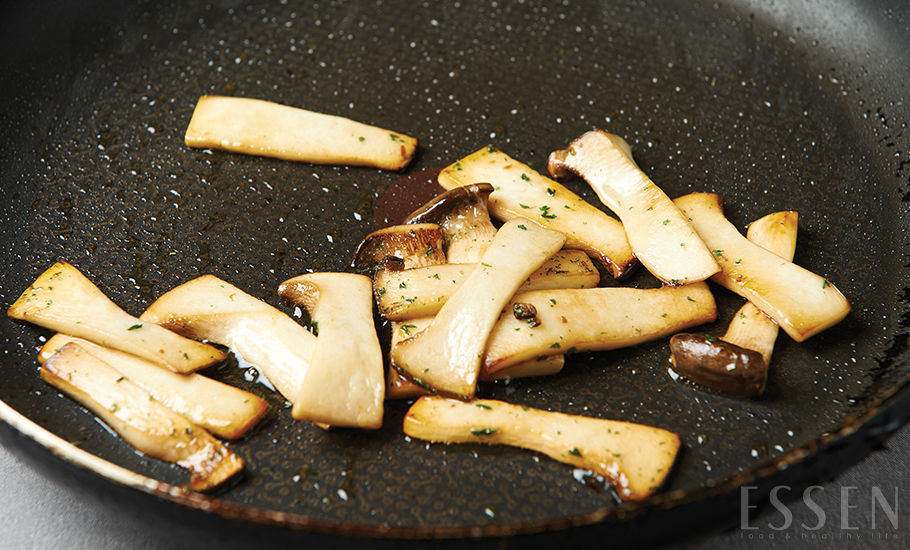 팬에 올리브유를 두르고 달궈지면 버섯을 볶는다. 이때 센 불에서 불 향이 나게 볶는다. 

<BR><BR>COOKING TIP <BR>
버섯을 센 불에서 갈색이 돌 때까지 볶아 샐러드를 만들면 향이 더해져 맛이 풍성해진다.