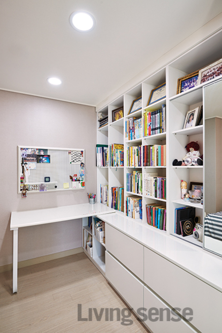 책장과 옷장, 화장대, 책상까지 아이에게 필요한 기능을 고루 갖춘 붙박이장이 있는 아이 방. 화이트 컬러의 심플한 디자인이라 좁은 방을 넓고 시원해 보이게 한다.