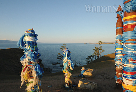 민족의 시원지라는 전설이 내려오는 알혼 섬 불한바위에 있는 장승들.