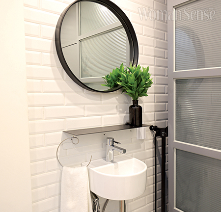 2층 공용 화장실은 미니 세면대와 콤팩트한 거울로 심플하게 꾸몄다.