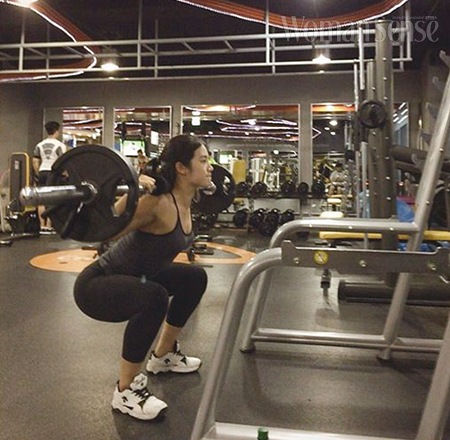 아무리 바빠도 운동은 쉬지 않는다. 그녀의 인스타그램에는 매일 한 장씩 운동하는 사진이 올라온다.