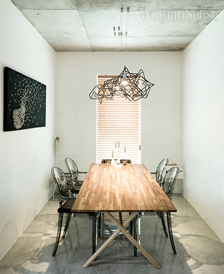 고재 테이블 위에 걸린 기하학적인 디자인의 조명은 커피 전문점에서 흔히 볼 수 있는 검정색 빨대를 연결해 만든 김 교수의 작품이다.