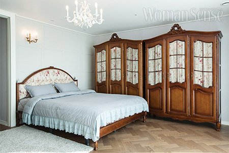 19세기 프랑스 가구를 연상케 하는 진한 컬러의 앤티크 화장대와 침대, 옷장이 놓인 침실은 프렌치 앤티크의 진면목을 느끼게 하는 공간.  