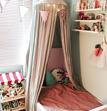 아이 침대 주변으로 캐노피와 가랜드를 스타일링해 아이가 좋아하는 공간을 만들었다. 캐노피는 아이만의 비밀스러운 공간을 만들어주는 아이디어다. 침대 이케아, 캐노피&가랜드 누메로74, 화이트 선반 루밍. 