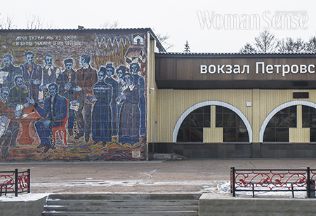 페트로프스키 자보드 역의 데카브리스트 기념 벽화.