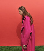 박시한 라인의 소프트 핑크 컬러 원피스 가격미정 H&M, 코쿤 실루엣이 트렌디한 마젠타 컬러 오버사이즈 코트 69만원 타라자몽. 

