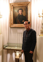 푸시킨 초상화 앞의 한상완 시인. 