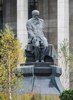 모스크바 국립 레닌도서관 앞의 도스토옙스키 동상.