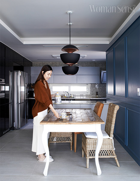 비비드한 블루 컬러가 빛을 발하는 주방. 라인이 단순한 디자인 조명으로 공간에 중심을 잡았다.