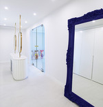 블루 프레임이 돋보이는 디자인 거울 끝에 보이는 유리 아치문은 부부 침실과 욕실, 드레스 룸을 잇는 유일한 통로다.