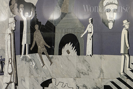 나스타시야가 돈뭉치를 벽난로에 던져 넣는 장면 등이 그려져 있는 모스크바의 도스토옙스키 역 승강장 벽화의 일부.
