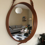 벽 꾸미기를 좋아해 거울 하나도 디자인이 돋보이는 것을 골랐다. 거울 역시 여러 위치에 걸어 집의 다양한 모습을 담았다. 스트랩 디자인의 원형 거울 구비, 우드 스탠드와 심플한 세라믹이 어우러진 화분 모더니카.