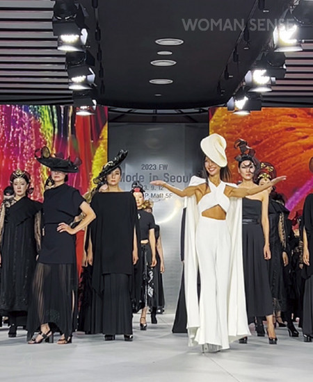 지난 9월 이현정 원장이 직접 연출하고 이모델클랜 모델이 참여한 디자이너 유니 초이의 패션쇼.