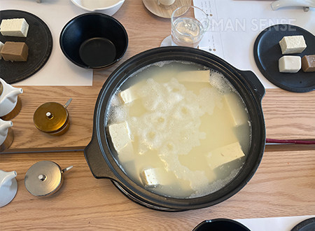 히라카와야의 코스 요리로 즐길 수 있는 온천 두부. 