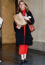 미국 전 대통령 조지 부시의 딸 제나 부시는 코트와 완벽한 조화를 이루는 블랙 로퍼로 안정감 있는 룩을 완성했다. 