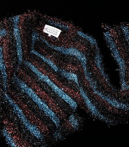 트리 장식처럼 반짝이는 소재로 짠 줄무늬 스웨터 1백45만원 메종 마르지엘라 제품.