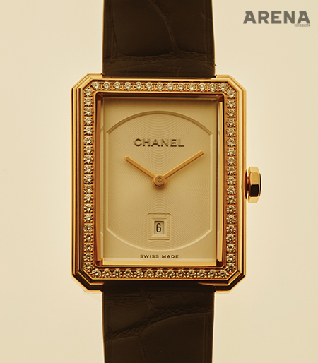  18K 골드 위로 0.71캐럿 다이아몬드 64개를 넣은 스퀘어 케이스의 손목시계 가격미정 샤넬 제품. 
