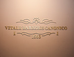 쇼룸 벽면을 채우고 있는 비탈레 바르베리스 까노니꼬의 로고.
