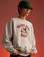 빈티지한 스웨트 셔츠 23만5천원 와일드 동키 by 샌프란시스코 마켓, 녹색 피케 야구 모자 6만8천원 프레드 페리 제품.