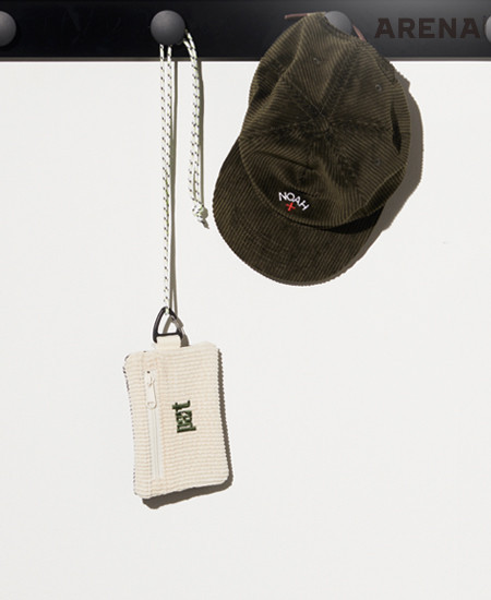 (왼쪽부터) 양면에 수납할 수 있는 목걸이형
지갑 2만4천원 툴스 by 맨케이브, 로고 자수 장식의
야구 모자 7만원대 노아 by 미스터 포터 제품. 
