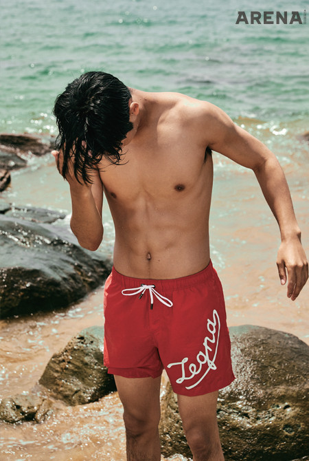 필기체 로고 프린트의
빨간색 수영복 31만원
에르메네질도 제냐 제품.