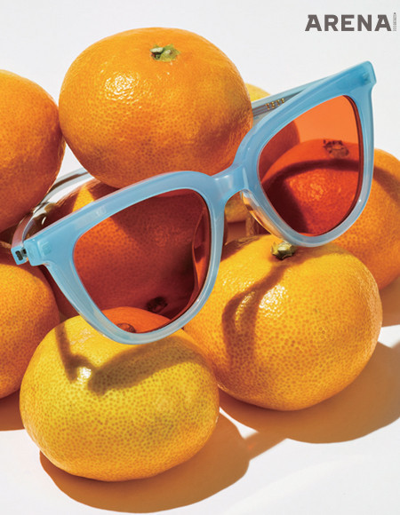 강렬한 오렌지색 렌즈 선글라스 27만원 젠틀몬스터 제품.