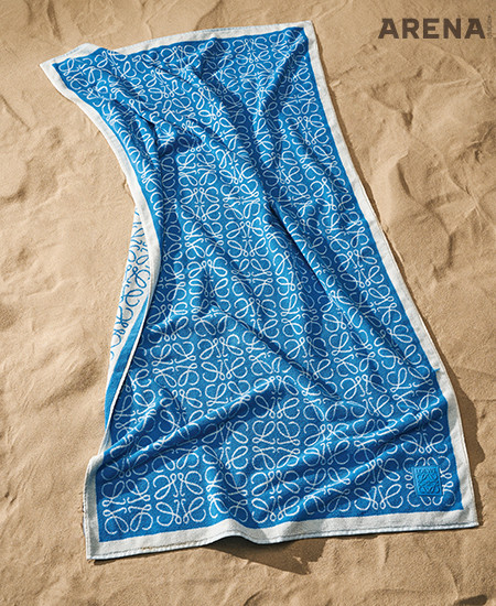 아이코닉한 로고 플레이 패턴의 비치 타월 가격미정 로에베 파울라 이비자 컬렉션 제품.